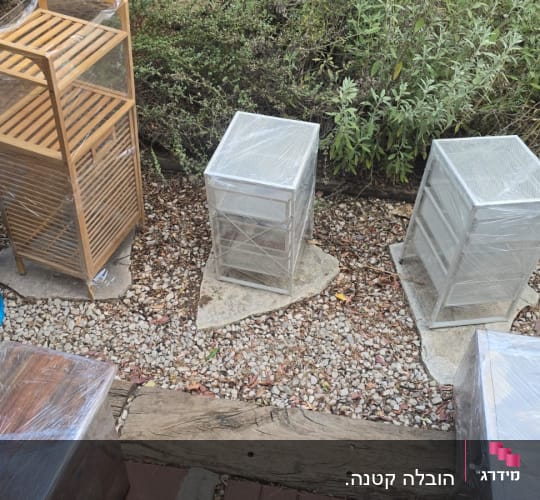 פריטי ריהוט מגוונים עטופים בניילון נצמד להגנה לקראת הובלה